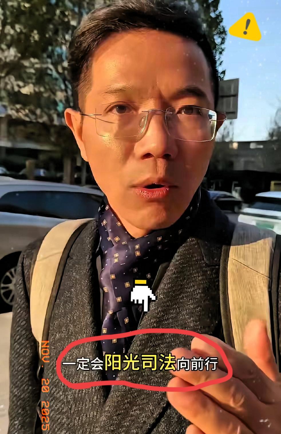 据说李圣律师下班路上遭围堵殴打，三根肋骨骨折，鉴定为轻伤二级，幕后雇主花3万就想