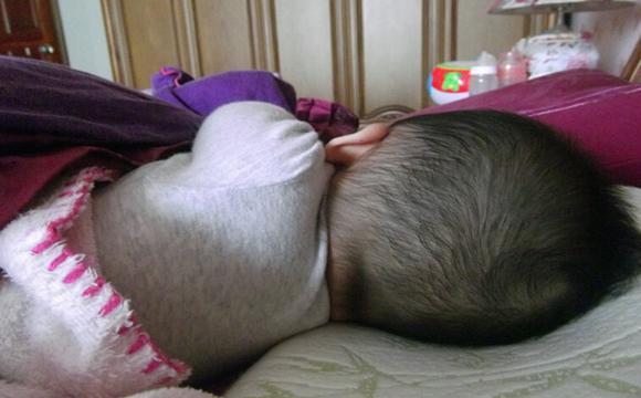妈妈让我给孩子用硬枕头睡觉, 本想矫正头型不料起了反作用!