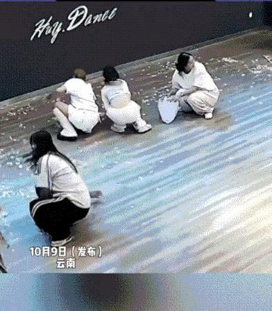 都在说这是神功大成的“扫地僧”！其实不然，这分明就是任我行的成名绝技—————