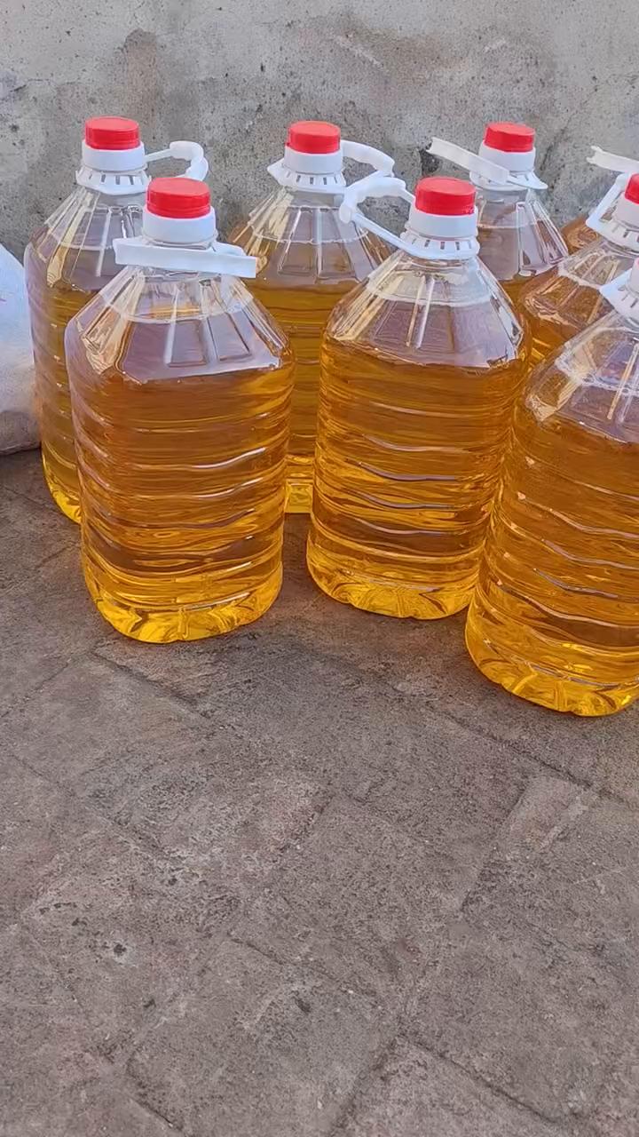 今天带大家看一看王海利家榨油坊是怎么榨油和出货的。·首先把花生倒进机器里经过高