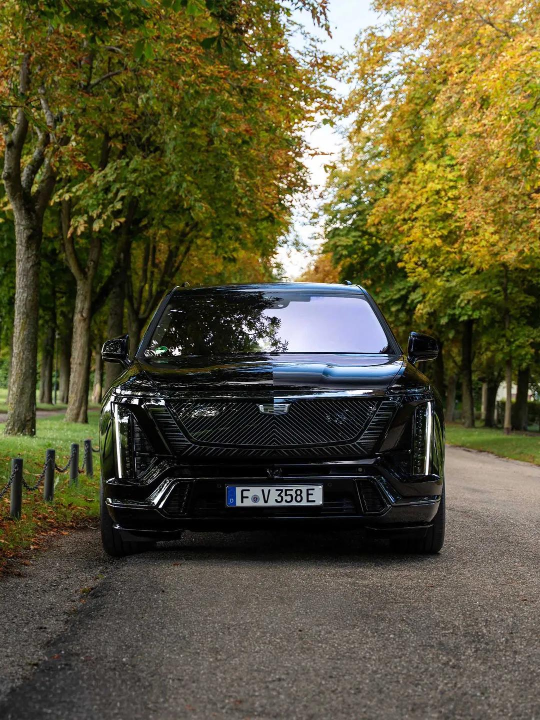 凯迪拉克在欧洲发布三排七座纯电SUV——2026款欧规凯迪拉克VISTIQ。双电