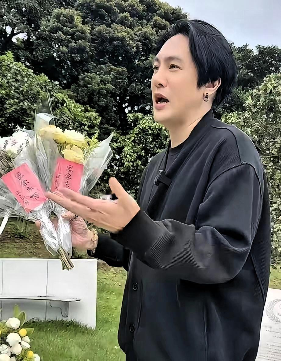 那个男人去扫墓，他替孩子去送花，卡片写他的名。大家都看见了，都在问，这究竟算什么