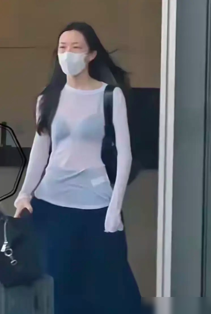 4万块的包，175的个儿，19岁李嫣往那一站，全网闭嘴了。黑色细吊带，高腰阔腿裤，马尾一扎，走路带风