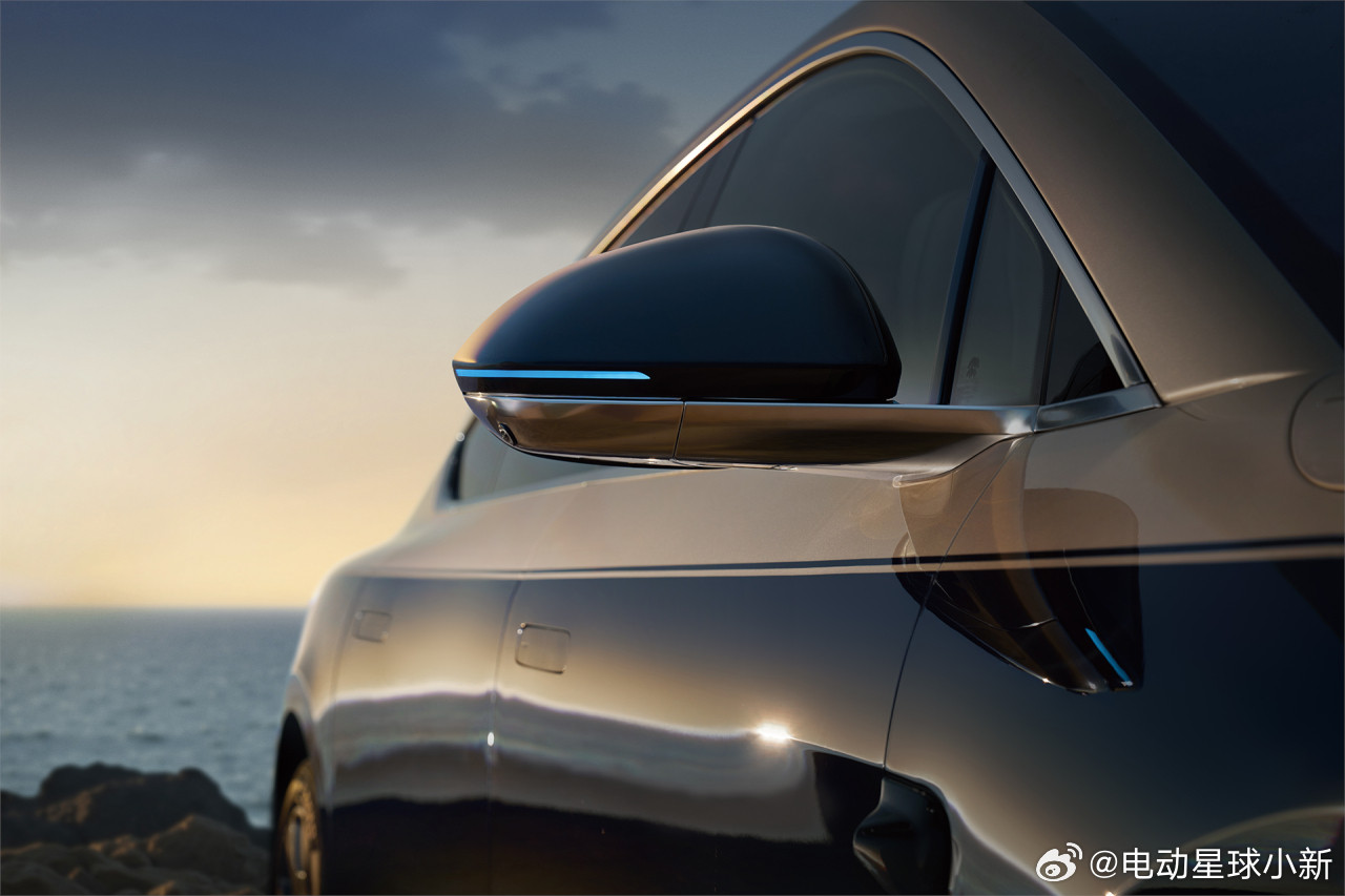 蔚来ET9地平线特别版推出全新主题「浮光跃金」「寰宇曜月」，智驾小蓝灯来了整