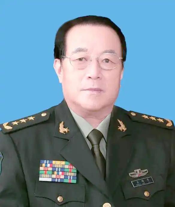 李新良是山东莱阳人，开国后成长的上将，全军极少数在大军区正职先后任政委、司令员的