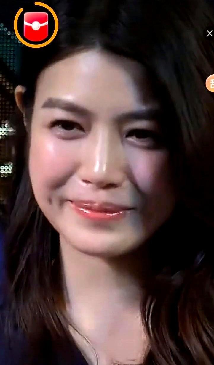 40岁陈妍希的梨涡笑，居然让83%医美客户抄作业？背后的“幼态持续”效应，藏着