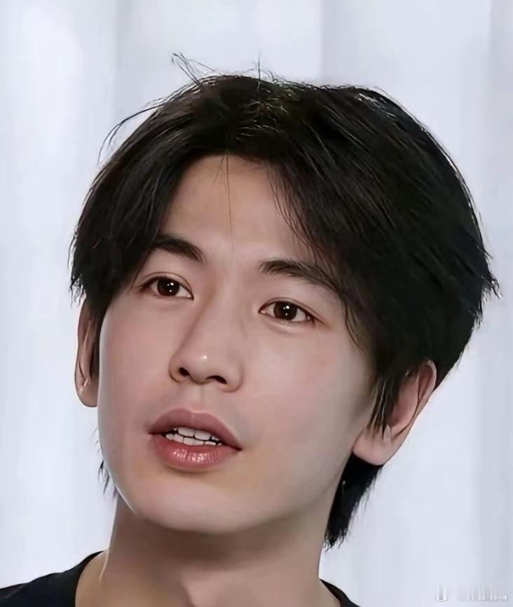 张凌赫妆前妆后几乎没差别，天生浓颜骨相真的太能打了。