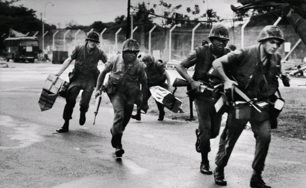 有一次，对越自卫反击战“出征”前，战士们含泪写下了遗书。烛光在铁皮房里晃，二