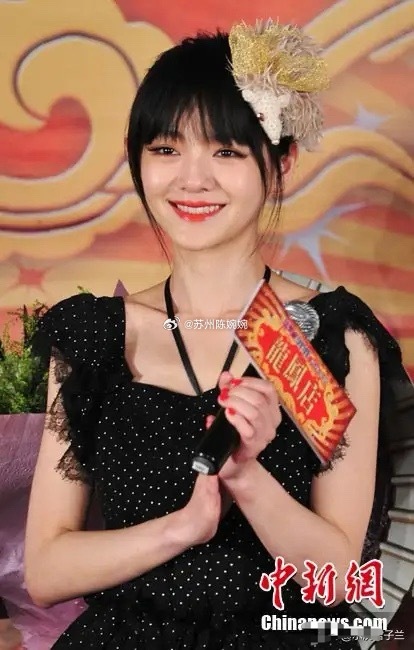 面相骗不了人。大S的面相太单薄了。她同框霍思燕，霍思燕面部饱满，看上去生命