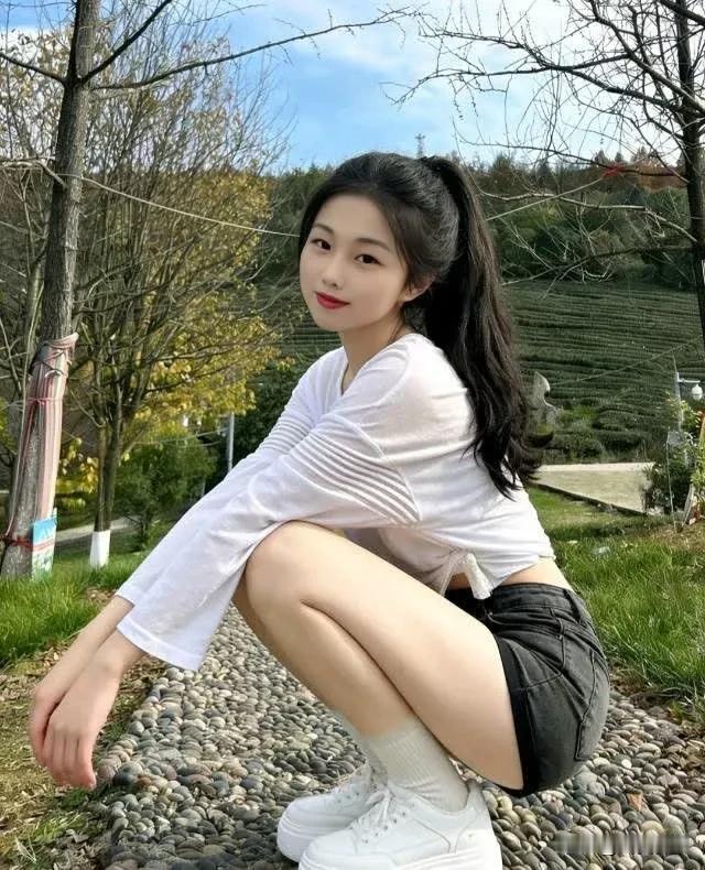 阳光下的少女，清新自然，元气满满！🌞