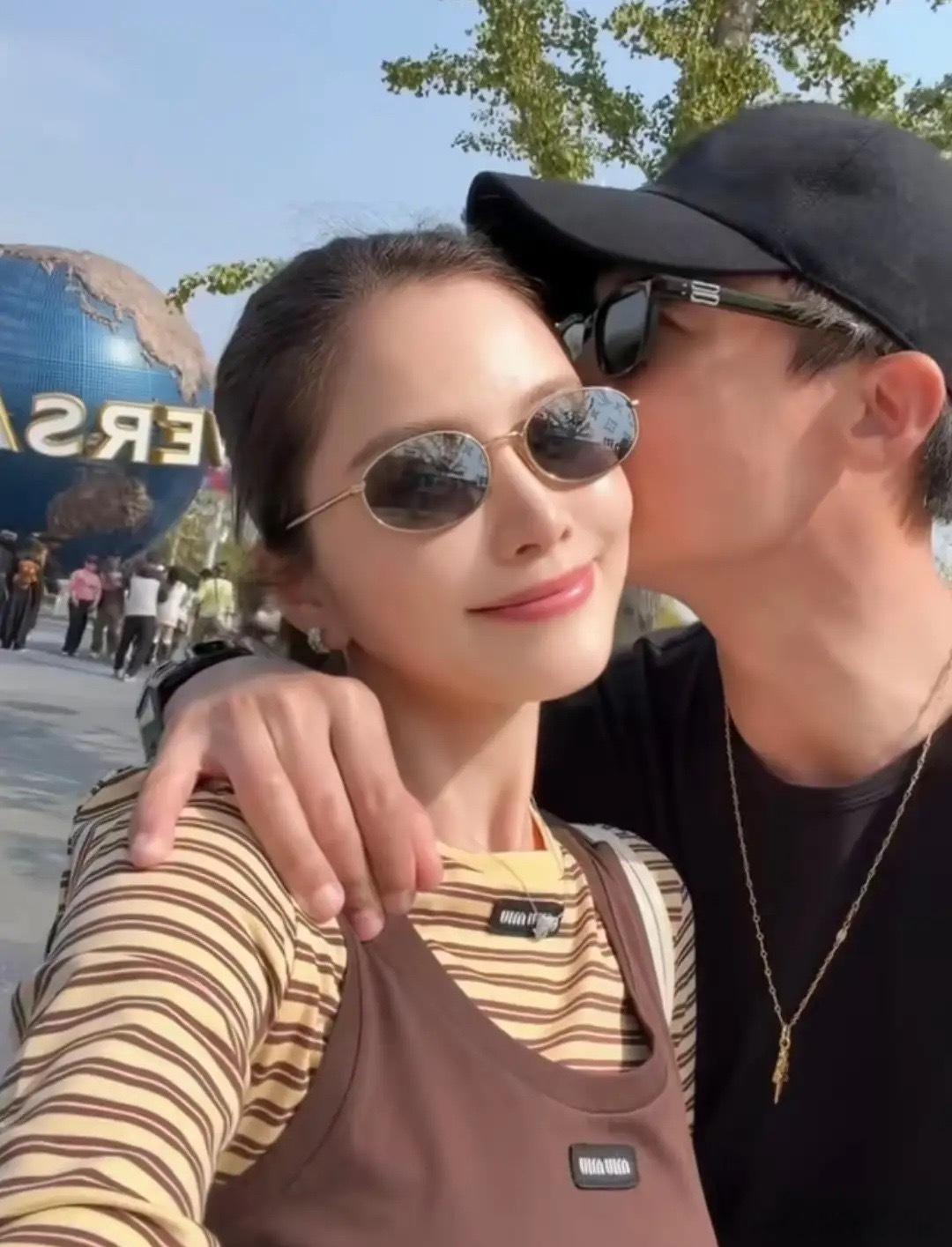 杜淳一家三口国庆节去北京环球影城玩，5岁女儿小蛋饺越大长得越像奶奶，王灿给孩子脸