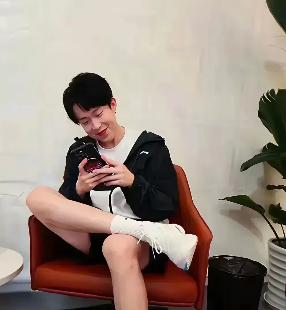 头一次看到王楚钦美成这样，他可是说过自己私下是一个很无聊的人，可是就这小表情，你