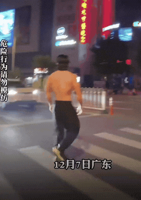 这位大哥健身健得魔怔了。辛苦练出的好身材，人家不想藏着掖着，必须得展示出来！