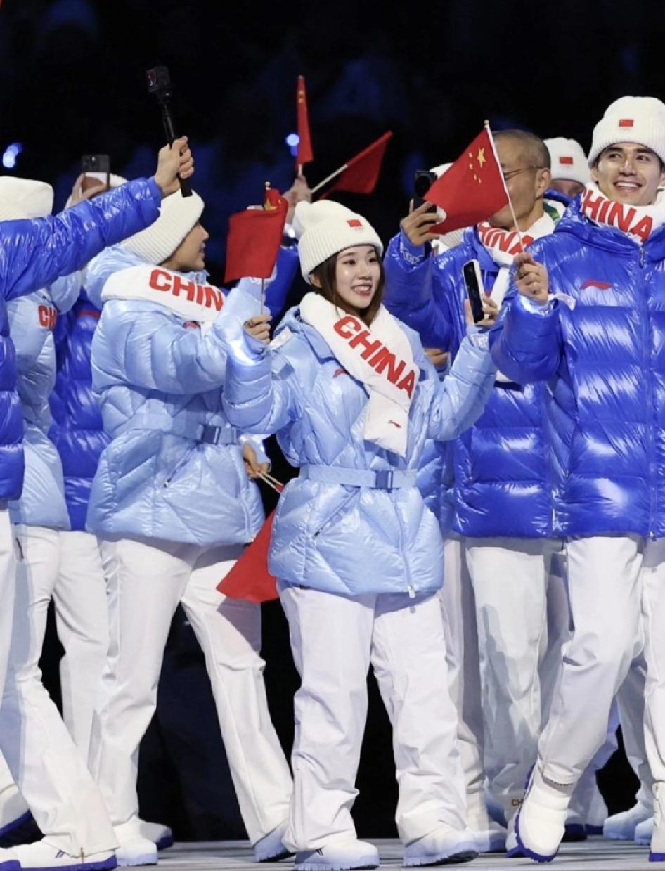 连美国网友都看不下去了！明明中国运动员在米兰冬奥入场穿的羽绒服很好看，还被很多人