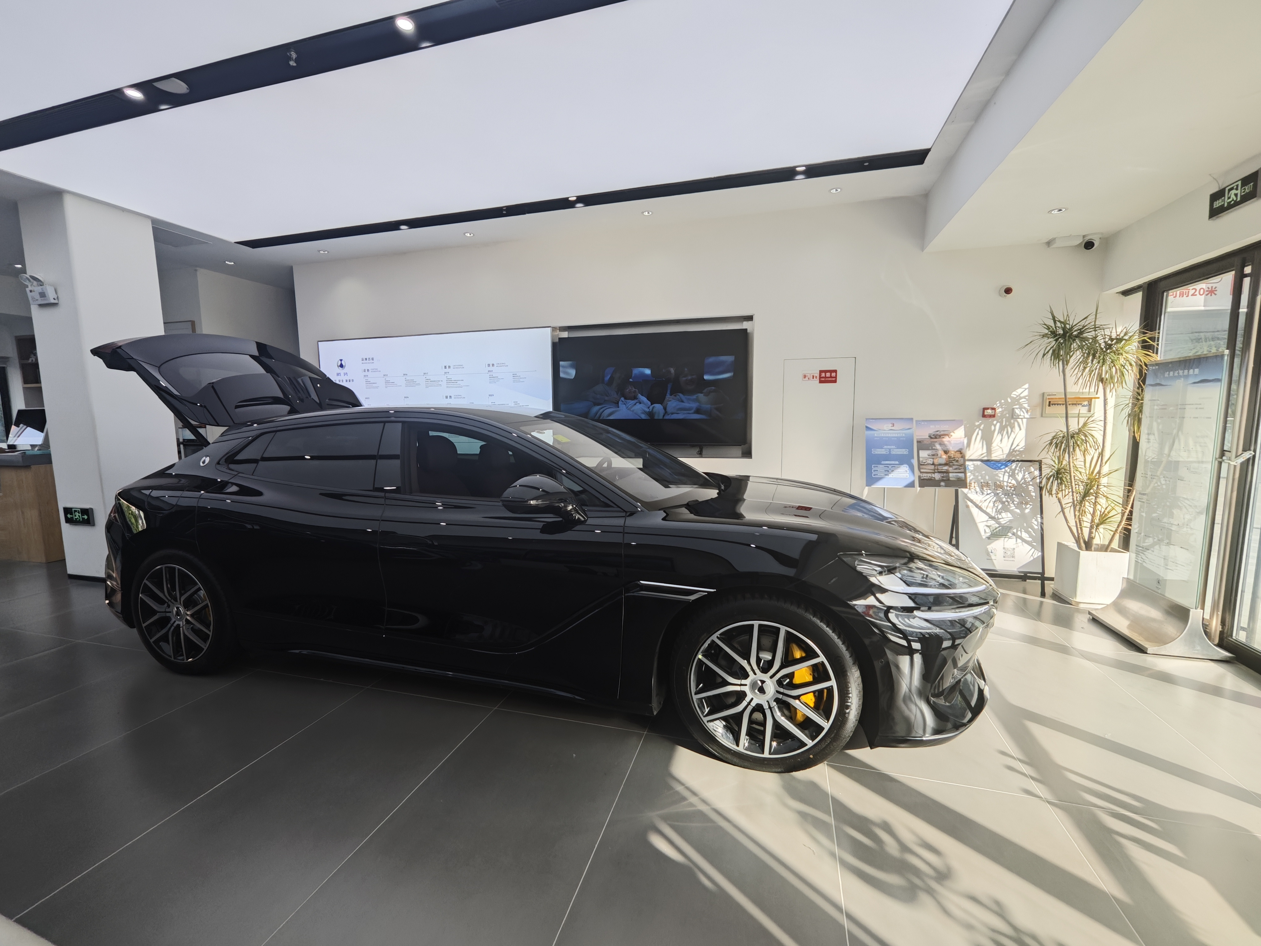 坐进腾势Z9GT第一感觉就是舒服，内饰用料扎实不廉价，座椅软硬度刚好，空间也够敞