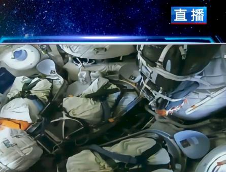 感动得泪目呀。看着神舟二十二号飞船返回舱，航天员的座椅上堆满了“包裹”。都说神