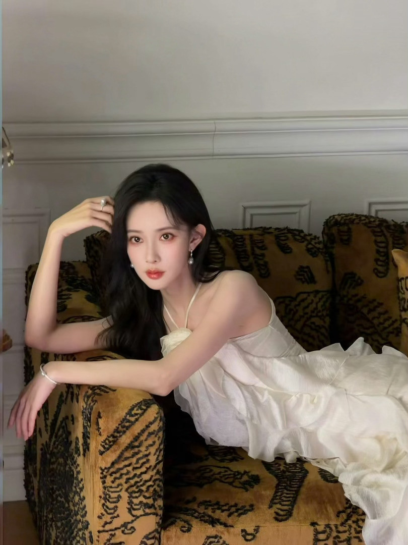 孟子义无尽夏花裙被孟子义美到简直易如反掌🤲🏻挂脖吊带花饰连衣裙温婉优雅根本看