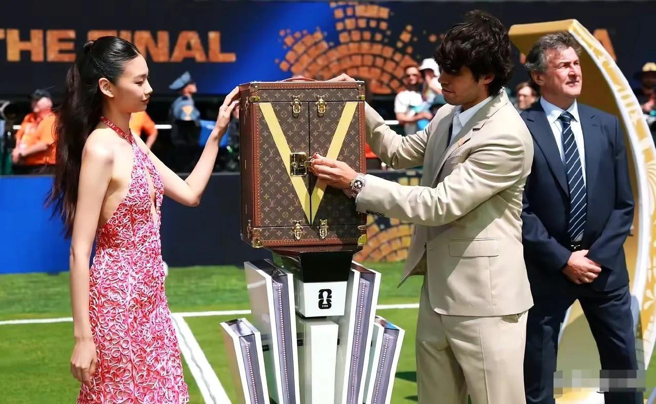 西班牙拿的大力神杯，来时住LV，走时住塑料袋，原因很现实，很多人都不知道。这