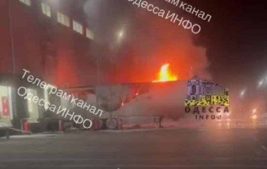 凌晨复仇轰炸！大规模轰炸拉开序幕，导弹、无人机铺天盖地，乌指挥官痛悔：不该让士兵