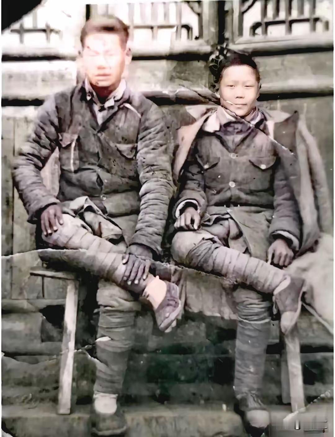 这张八十年前的八路军老照片，戳破了许多影视剧的滤镜。可能是第一次照相吧，面对