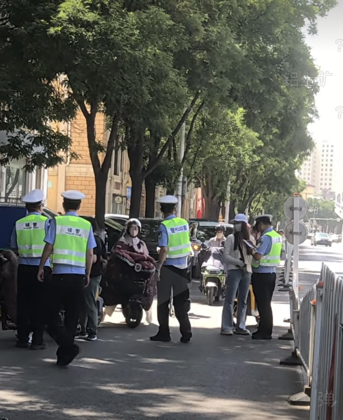 电动车在辅道上行驶也不行，那电动车应该在什么地方行驶？毕竟有些城市道路没有划分电