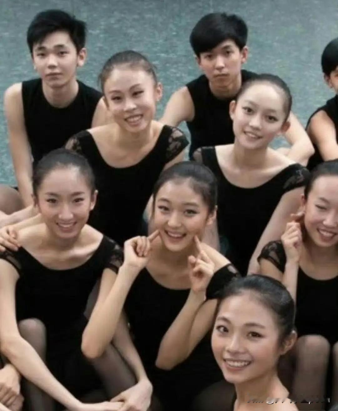 孙千北舞附中那会儿的照片真可爱！脸蛋子嫩得能掐出水，圆溜溜的葡萄眼配着婴儿肥，