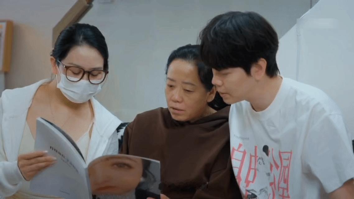 天下父母都一样，永远把孩子的感受放在第一位。妈妈担心儿子会因为给自己花钱而有压力