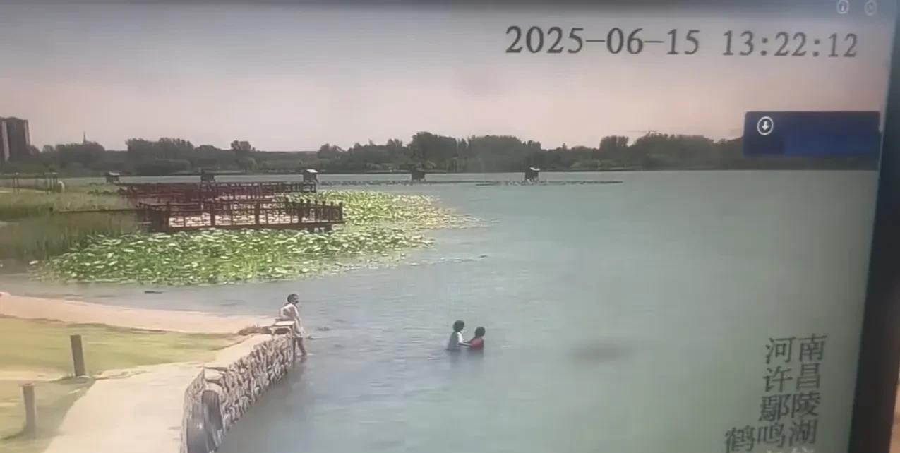 “鹤鸣湖3名女孩溺水”视频曝光，6月15日，3个女孩去鹤鸣湖玩，2个女孩先下了水