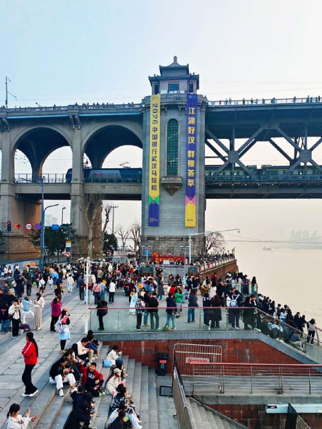 我曾在课本上把你眺望， 直到有一天，我到了武汉， 站在了桥下，看见了火车。