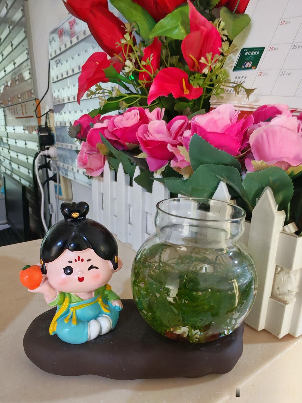 昨晚，给我妈请护工了。请的养老院里特护区的护工。今天早上，我妈跟我说，这