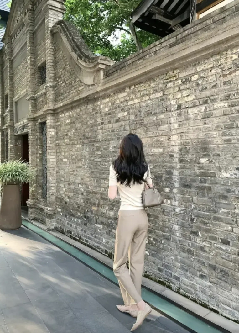身材绝对黄金比例的美女，估计每个爱美女人都想拥有这样的身材