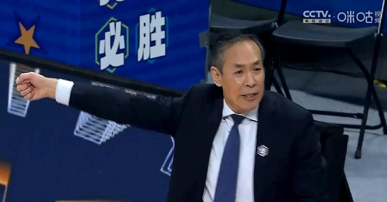 许利民指导与球员的矛盾看来已经公开化了。前面说有的球员耍大牌，是混子，现在又说球