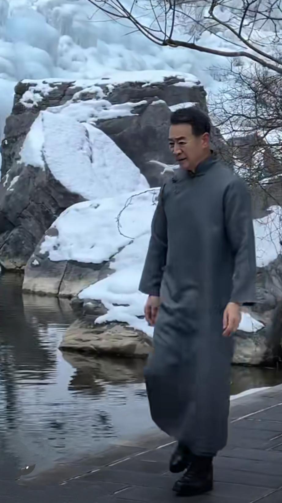 著名表演艺术家寇振海在河南云台山游玩，身穿长马褂，头发乌黑浓密，身形硬朗挺拔，没