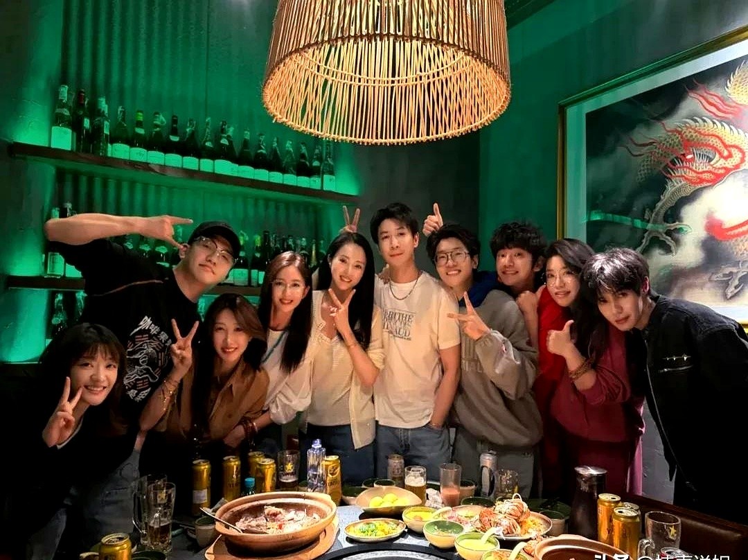 “张维伊，你命嘎嘎好呀！”董璇、张维伊、佟丽娅和朋友聚餐。朋友走时忘拿充电宝，董璇不仅帮忙收着，还默
