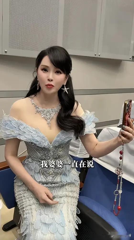 伊能静和苏有朋时隔多年又携手会作，在春晚献唱宝鸟恋歌。她50多岁，根本看不出来，