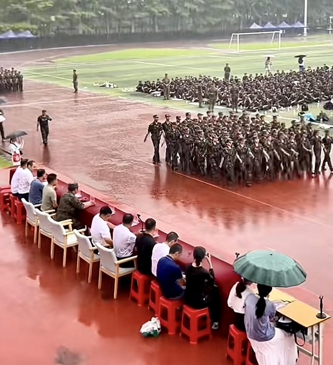 广西钦州第一中学校长胆子不小，高一军训汇演遇上暴雨，不让学生赶紧回教室也不让打伞