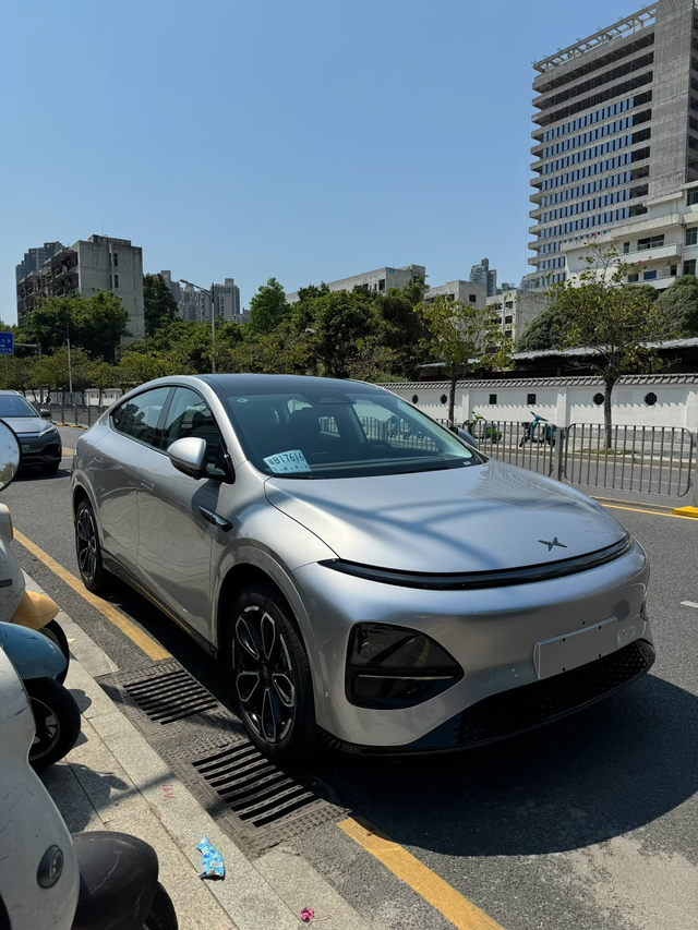 小鹏g6提车啦从大定到交付真的是够快，交付中心的人说我是他们这里的第一辆新G6