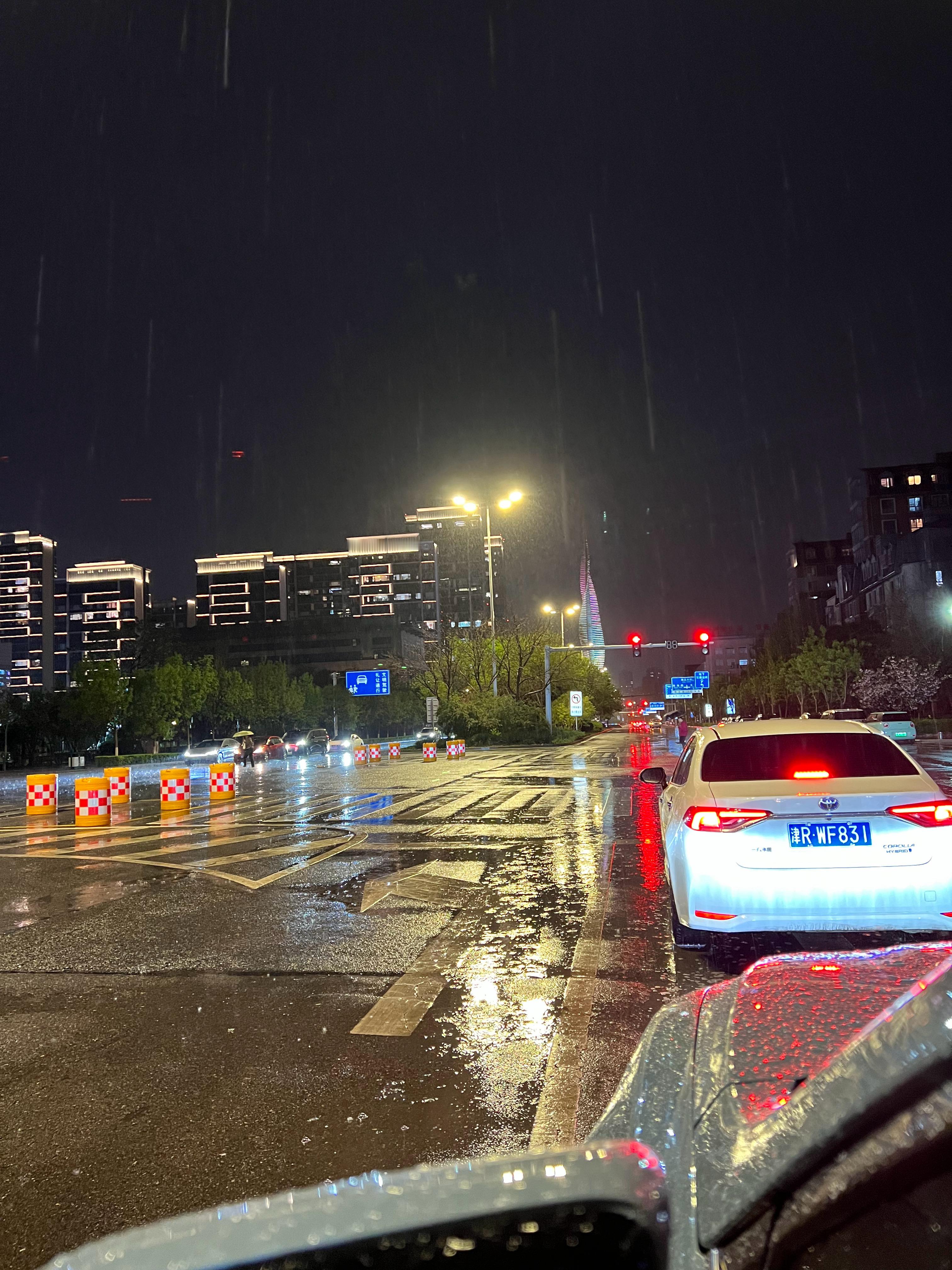 下了雨之后，各种灯光的映托下整个世界都变得立体起来天津