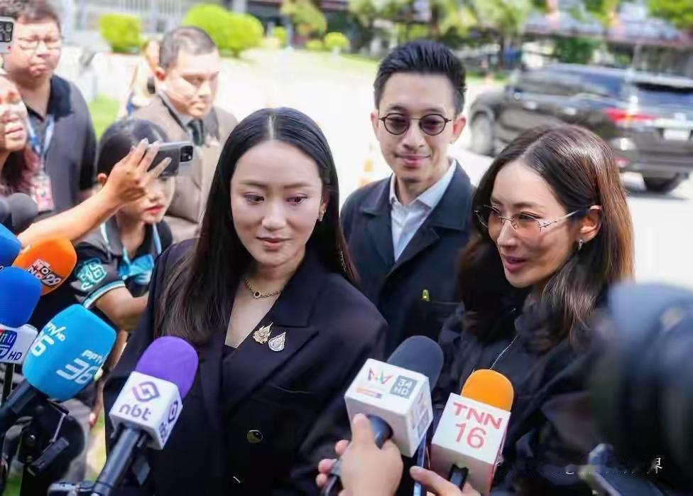 泰国前总理他信这波真是祸不单行，11月17日一天连遭两重法律打击，本来他已在狱中