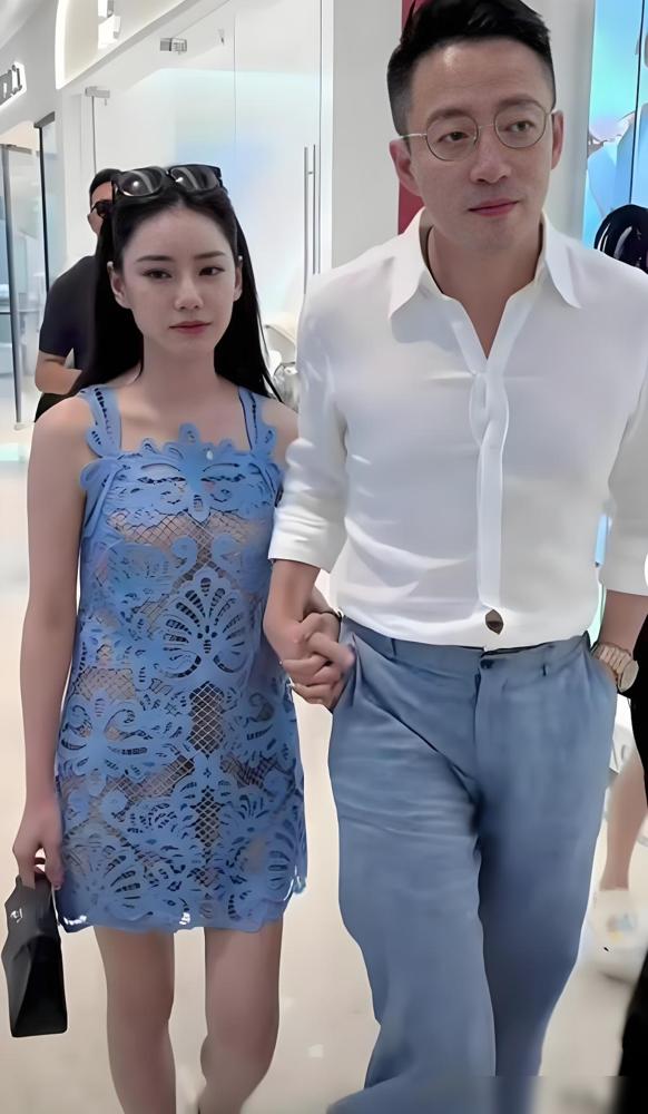 别再吹捧马筱梅的温婉了。这种近乎冷酷的“不还手”，才是汪小菲这辈子最难逃脱的温柔