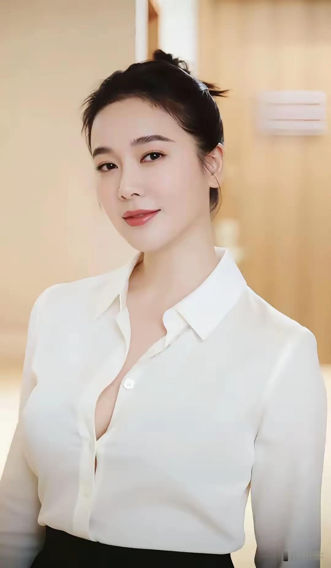 左小青居家气质大片，简约白衬衫勾勒身段，温婉大气自带成熟魅力。镜头下，左小青身着