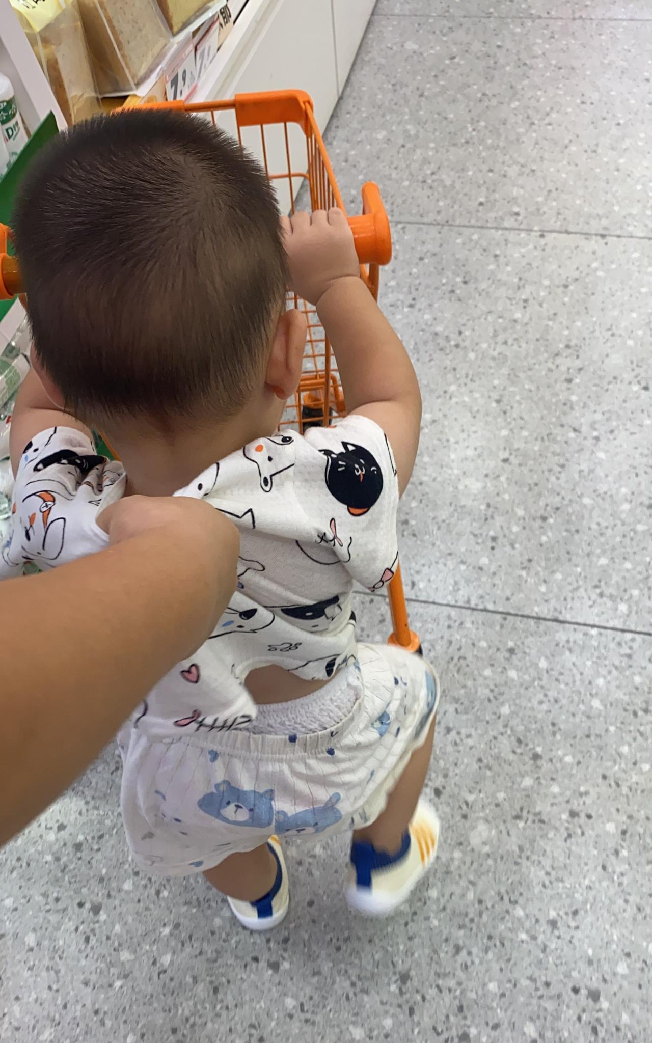 带娃以后才知道：1.在家可以翻箱倒柜，一说要带他出去玩就可以马上放下手中的东西