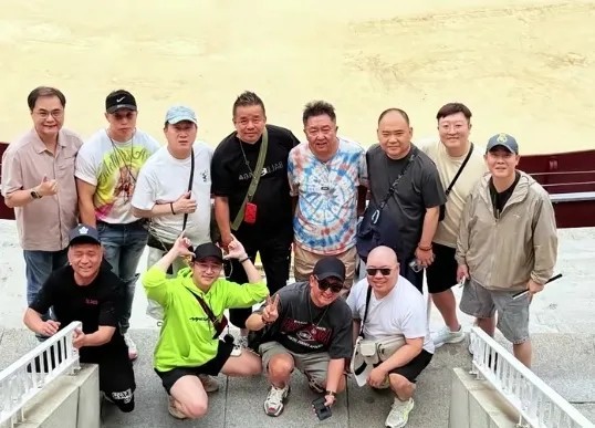 于谦现在老得不成样了！网友说，高峰也不年轻啦！德云社非洲商演刚结束，一帮人又跑到