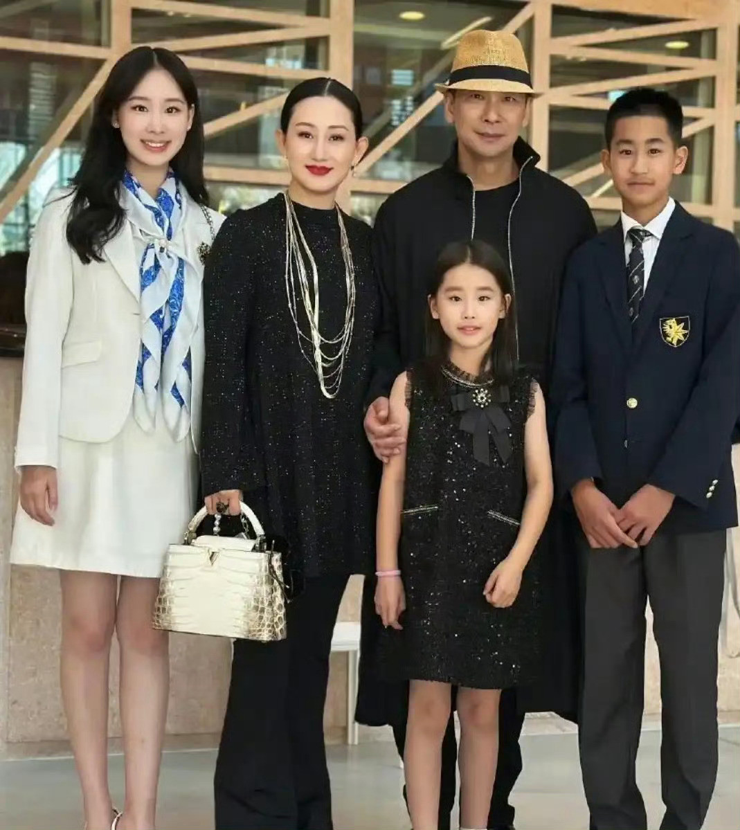赵文卓女儿毕业，全家现身瑞士贵族学校合影留恋，17岁赵子仪又高又白，有点像杨紫，