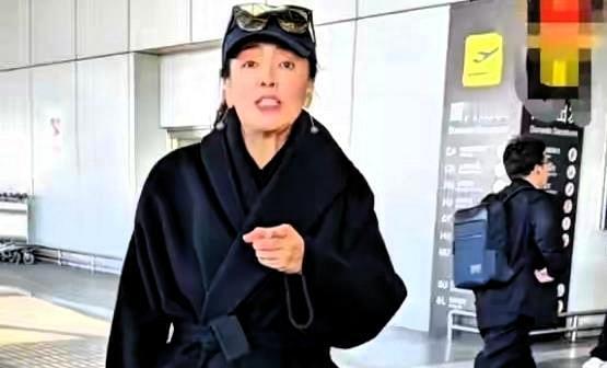 玥玥找奶奶，温馨的一幕玥玥跟着爸爸妈妈出行，看起来挺高兴的，手里拿着零食，不知