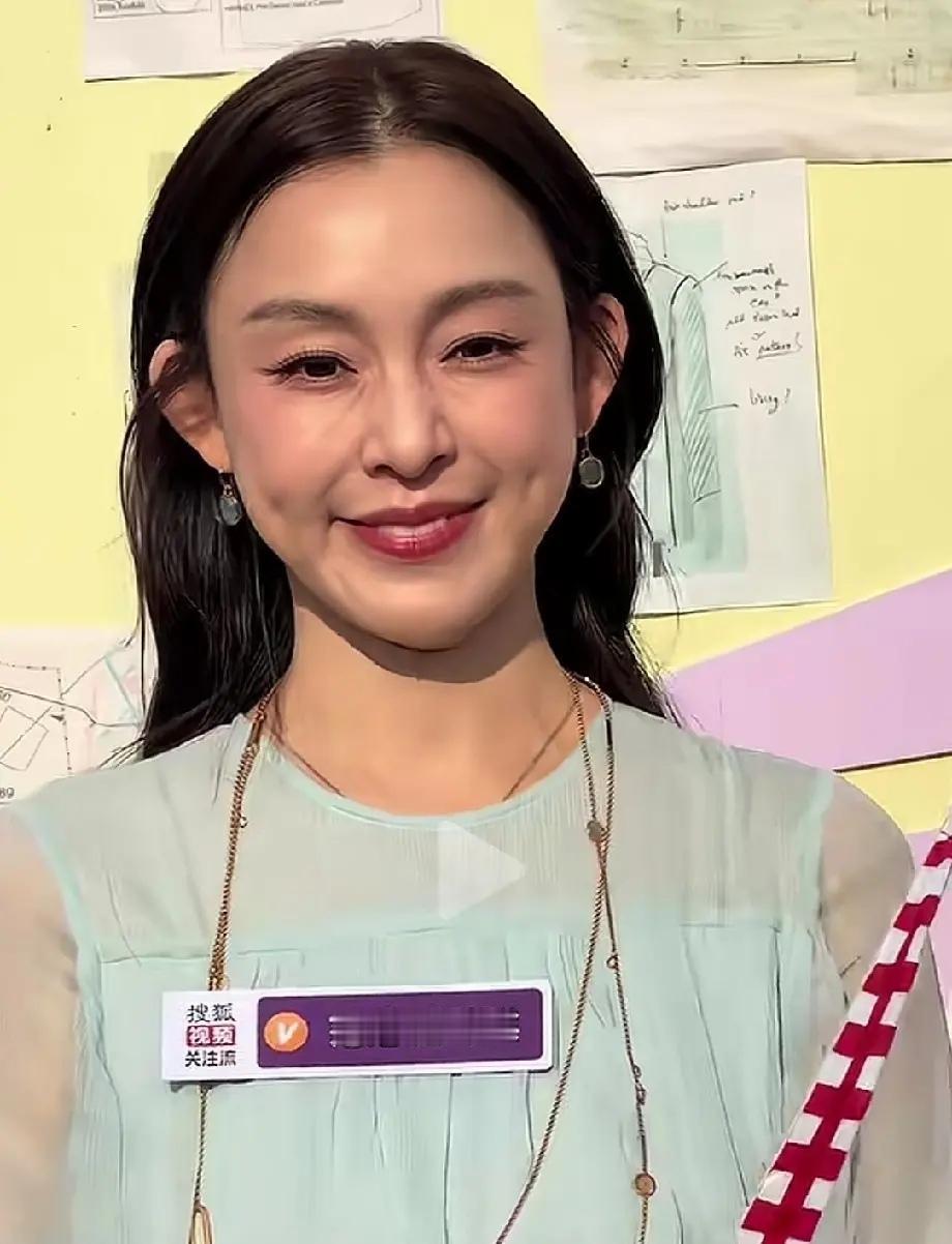 我能接受范玮琪老了，也能接受范玮琪变胖，但我实在理解不了，她才50岁，怎么眼