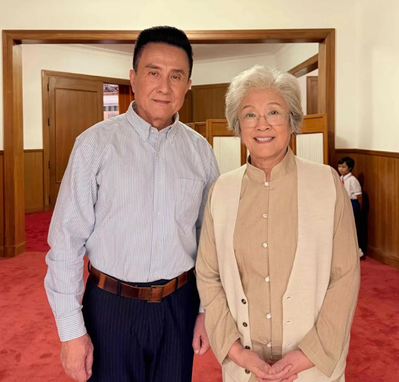 演员张志坚晒出九三文艺晚会后台照！图一，张志坚老师和宋春丽老师同框合照。张志