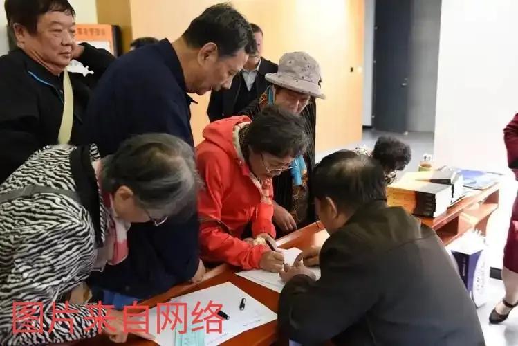 在职老师过节发福利，退休老师没有，又一次让领导为难。一到过节，这个问题就