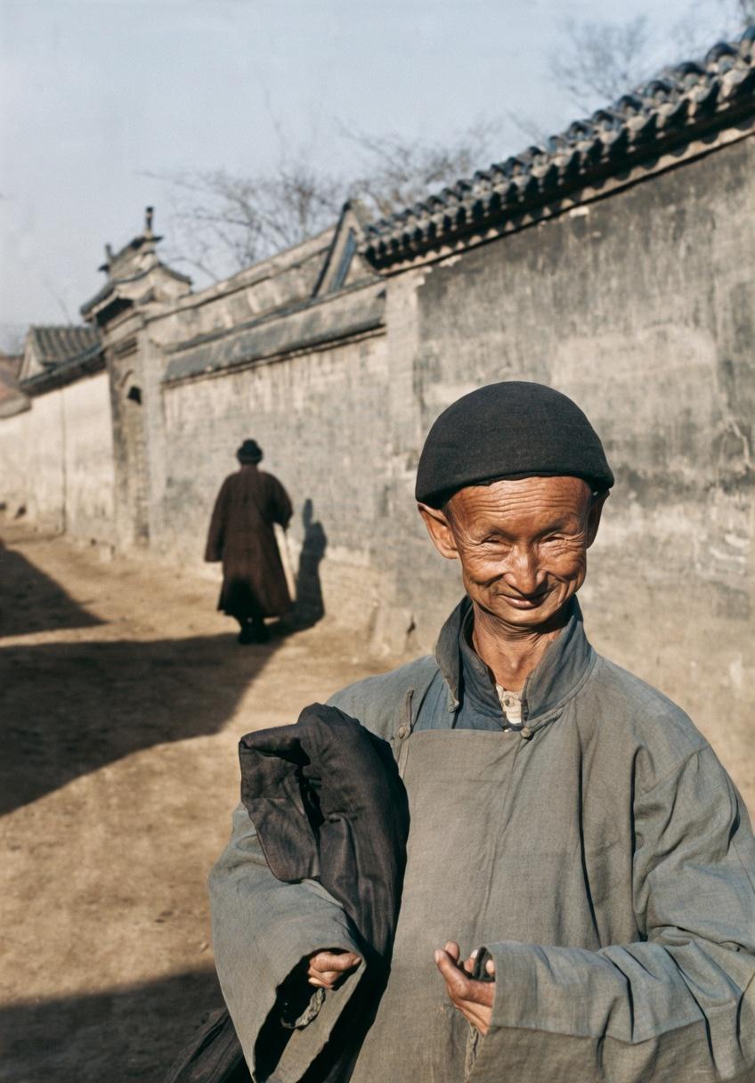 民国，北京胡同，老人面容枯槁，皱纹深刻如沟壑，皮肤松弛，眼神带着一丝面对镜头的腼