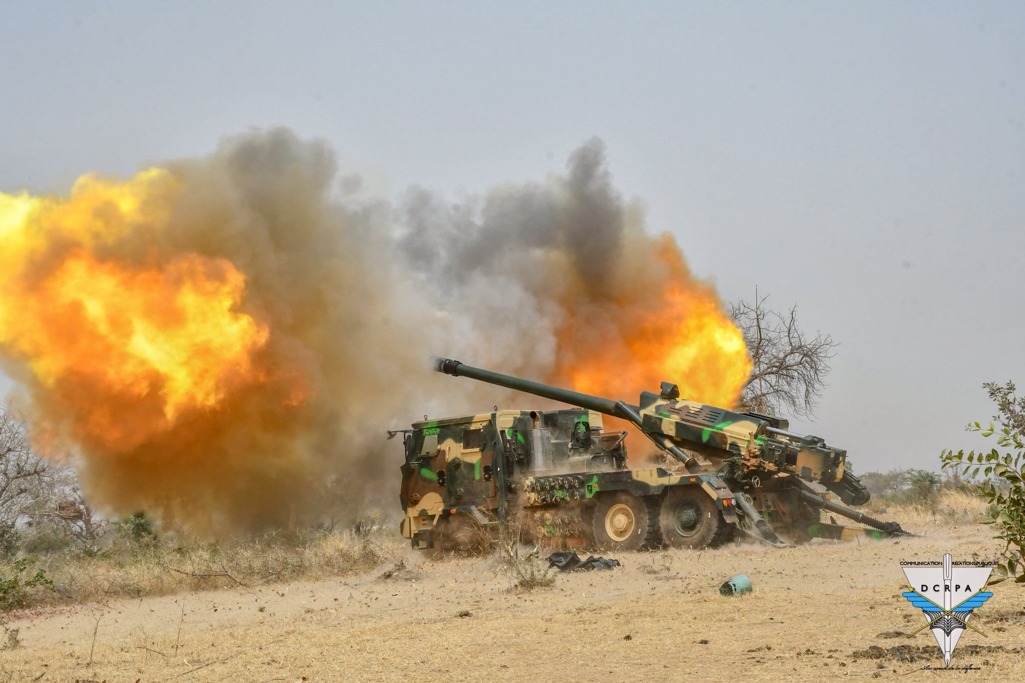 布基纳法索炮兵使用我国外贸SH-15车载155毫米加榴炮射击，图8显示其配套使用